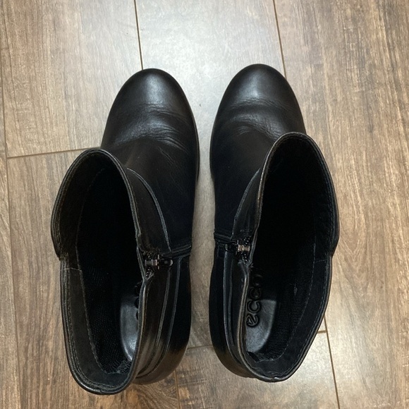 EUC Ecco Black Leather Block Heel Buckle Detail Ankle Boot Size 40 - Picture 3 of 8